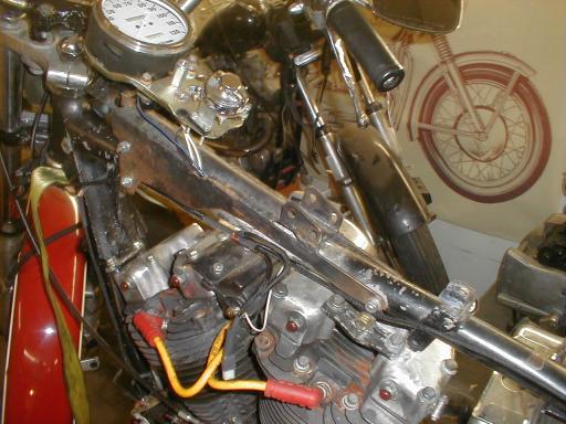 Iron-Sportster_1977_Shovelhead-tank-bracket_rt